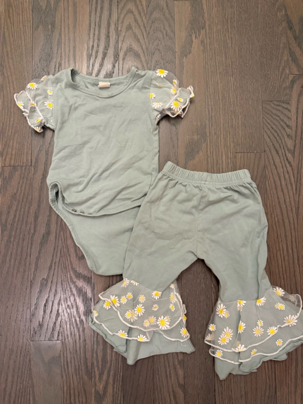 Baby Girl Sage Daisy Ruffle Bell Bottom Set 12-18M Boutique Style